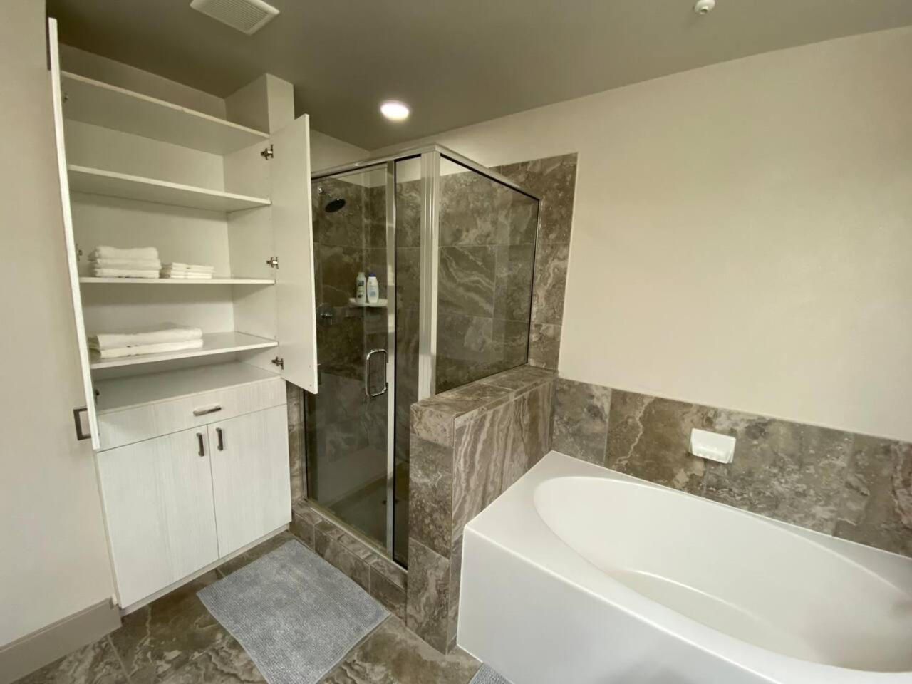 Secure Space Near Memorial View Gym Pool Wd * Houston
