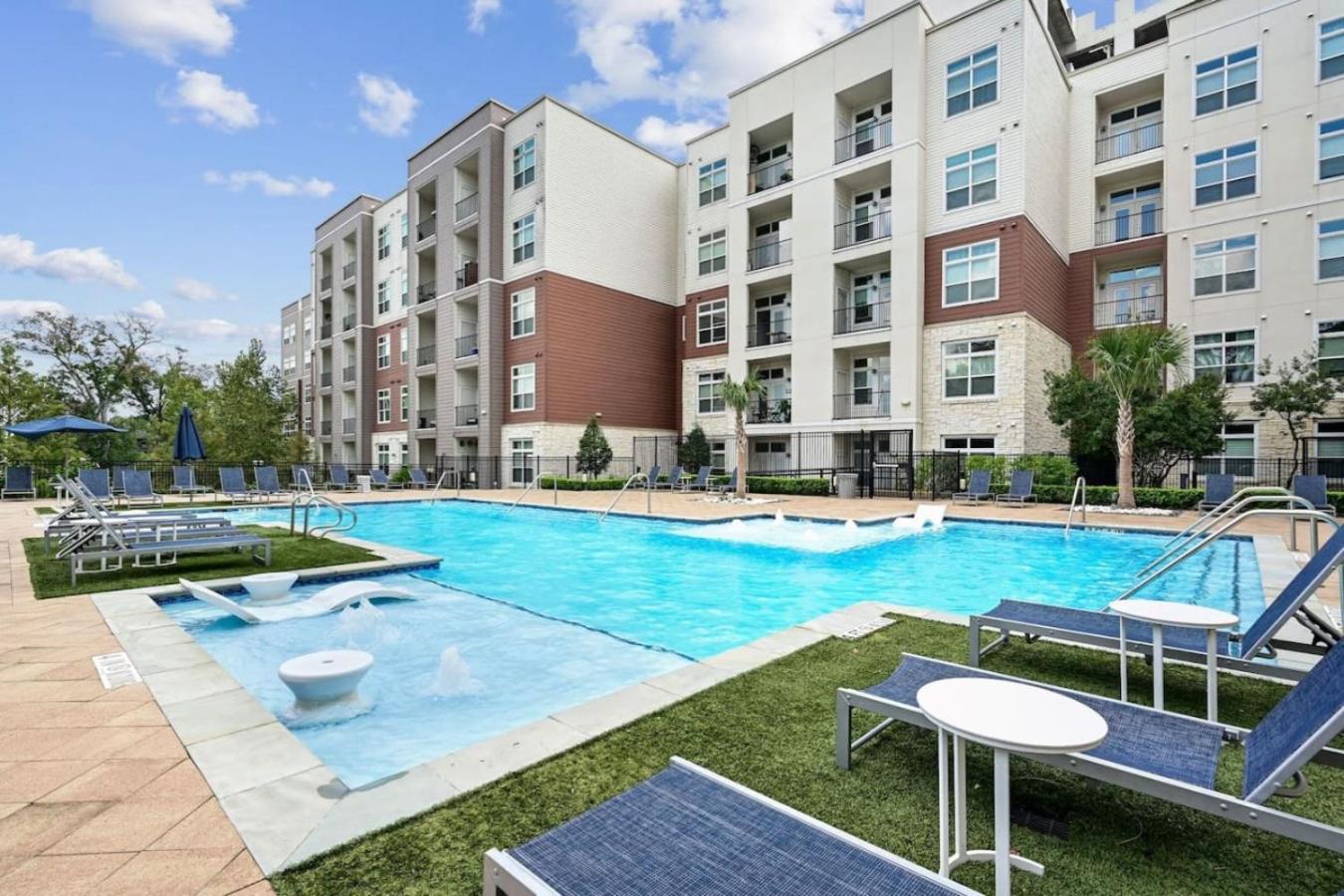 Secure Space Near Memorial View Gym Pool Wd * Houston