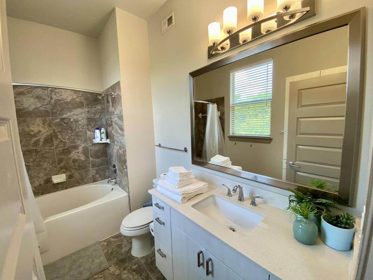 Secure Space Near Memorial View Gym Pool Wd Holiday home